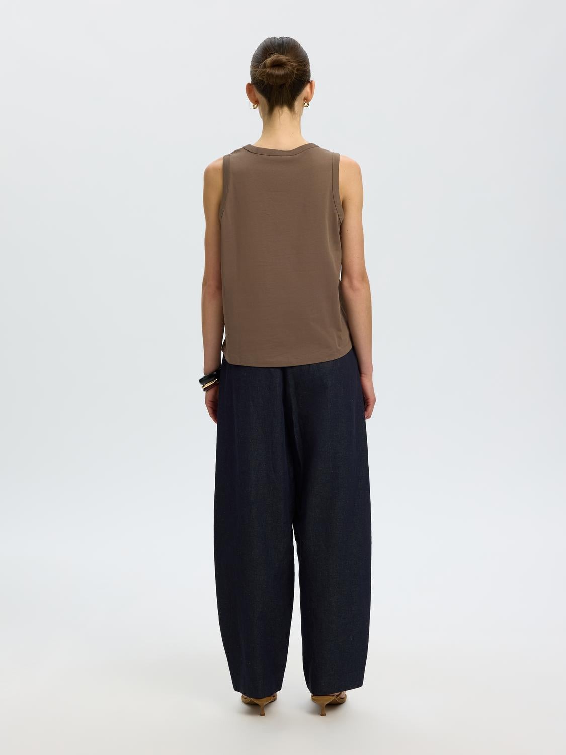 model_shot-back
